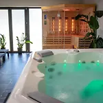 Uroczy Belle View Jacuzzi Sauny Centrum Apartman *